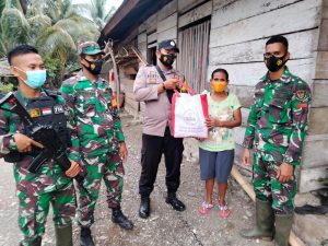 Satgas Madago Raya Berikan Bansos Untuk Warga Poso