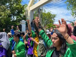Aksi Tolak UU Cipta Kerja di Palu Diakhiri Lempar Batu, Polisi Tetap Tenang