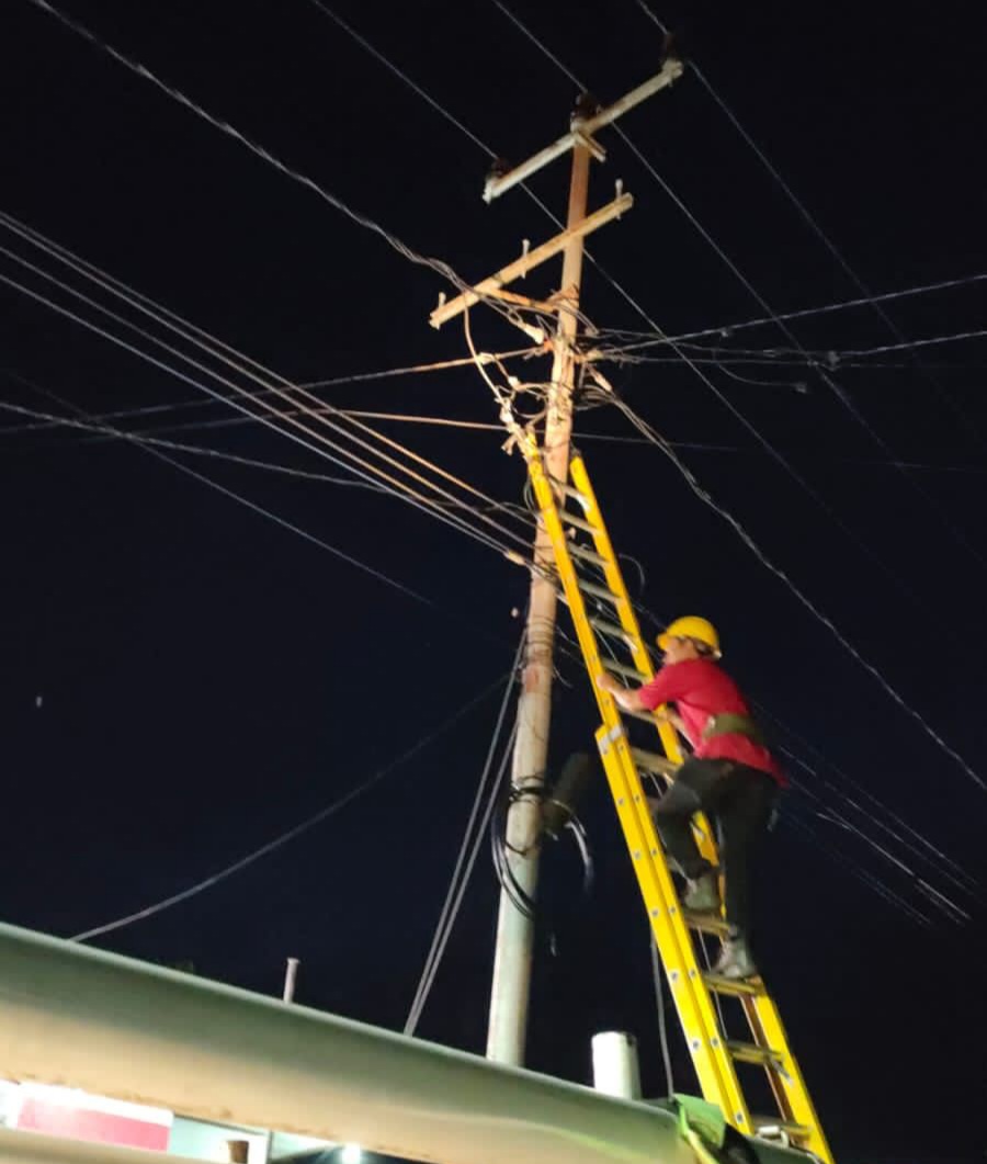 Petugas PLN ULP Donggala sedang memperbaiki listrik yang padam. Foto: istimewa