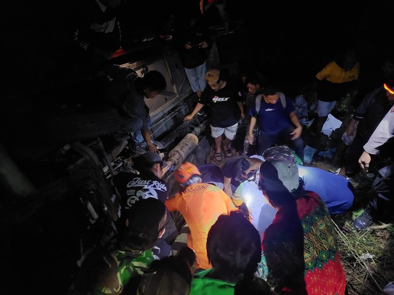 Basarnas Palu saat mengevakuasi korban kecelakaan bus Rappan Marannu di KM 4 kebun kopi. Foto: Basarnas Palu