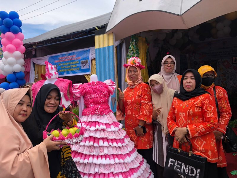 Sekolah Dasar Inpres Prumnas mendaur ulang plastik buah pir dan apel menjadi Busana yang cantik. Foto: Angel/kabarsulteng.id