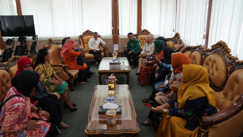 Wali Kota Palu Hadianto Rasyid menerima kunjungan guru-guru honorer dari beberapa TK di Kota Palu. Foto: istimewa