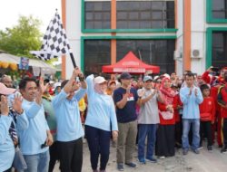 Wali Kota Palu Hadianto Rasyid melepas peserta jalan santai. Foto: istimewa