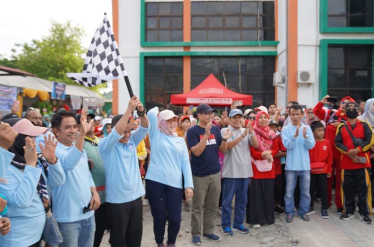 Wali Kota Palu Hadianto Rasyid melepas peserta jalan santai. Foto: istimewa