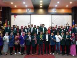 Kepala Dinkes Kota Palu Rochmat foto bersama pengurus IDI yang baru. Foto: istimewa