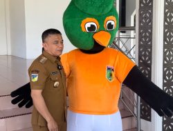 Wali Kota Palu Hadianto Rasyid bersama Maskot Palu Sport Event. Foto: istimewa