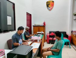 Pelaku berinisial S yang tikam rekan kerjanya sendiri sedang diinterogasi polisi. Foto: istimewa Pelaku berinisial S yang tikam rekan kerjanya sendiri sedang diinterogasi polisi. Foto: istimewa