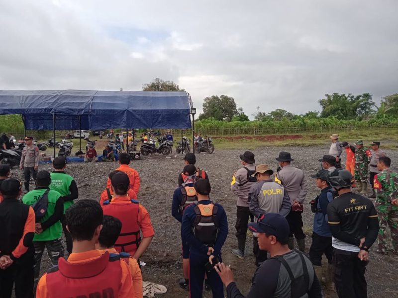 Personel Basarnas bersama tim gabungan melakukan briefing sebelum pencarian dua bocah kakak beradik yang tenggelam di Sungai Singkoyo, Banggai. Foto: istimewa