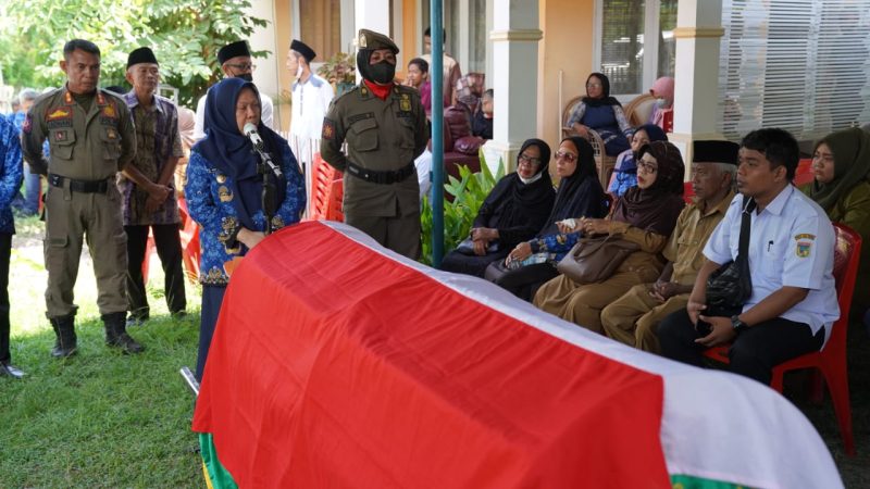 Wakil Wali Kota Palu Reny A Lamadjido melepas jenazah Almarhum Edy Alamsyah di rumah duka. Foto: istimewa