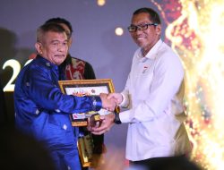 Samsurizal Tombolotutu Raih Penghargaan Bupati Peduli Olahraga