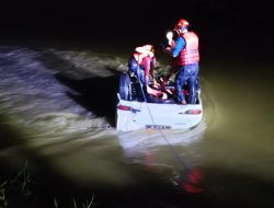 Damkar Kota Palu saat mengevakuasi mobil berjenis Avanza yang jatuh di Sungai Palu (Instagram Damkar Kota Palu)