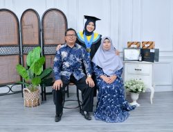 Chairunisa Anwar wisudawan terbaik untad saat foto bersama kedua orangtuanya