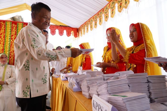 Gubernur Sulteng Salurkan Hak Suara Pemilu 2024 di TPS 2 Tanamodindi, Boyong Istri, Anak dan Mantu
