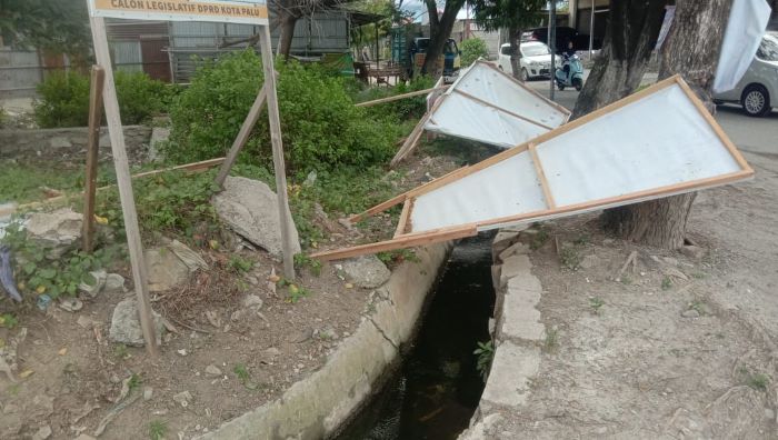 Sejumlah Baliho Caleg di Palu Tumbang Diterpa Angin Kencang