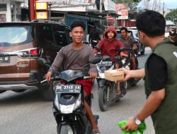 Remaja LDII membagikan takjil di Jalan Guru Tua, Kabupaten Sigi (Ist)