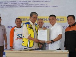 Wali Kota Palu Serahkan 39 Kunci Huntap Lere Kepada Warga Korban Gempa