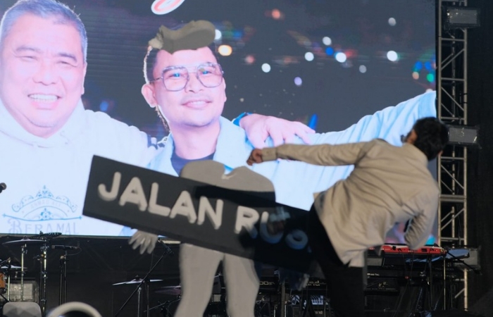 Detik-detik Abdul Karim Aljufri Tendang Properti, Simbol Tuntaskan Masalah Jalan Rusak dan Pengangguran di Sulteng