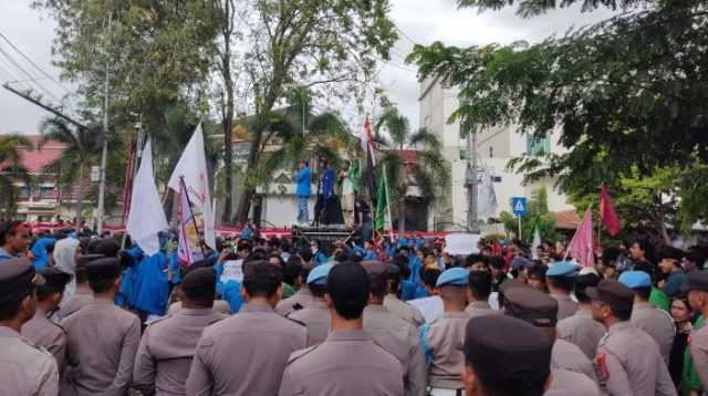 Kericuhan Warnai Aksi Mahasiswa Kawal Putusan MK di Gedung DPRD Sulteng