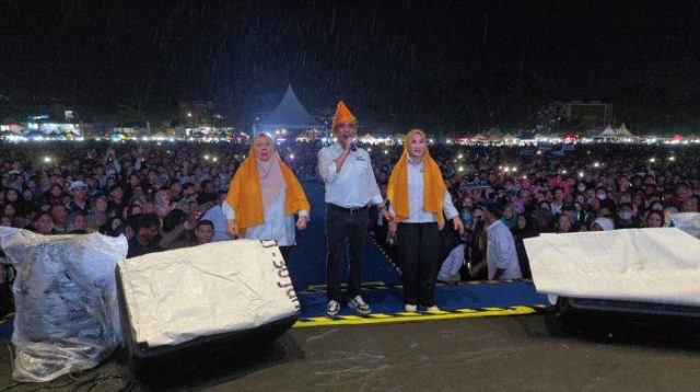 Hujan Tak Surutkan Antusiasme Warga di Deklarasi Anwar Hafid dan Reny Lamadjido di Palu