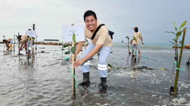 Huabao Peduli Lingkungan: Donasi Motor, Kontainer dan Bak Sampah Hingga Tanam Mangrove di Morowali