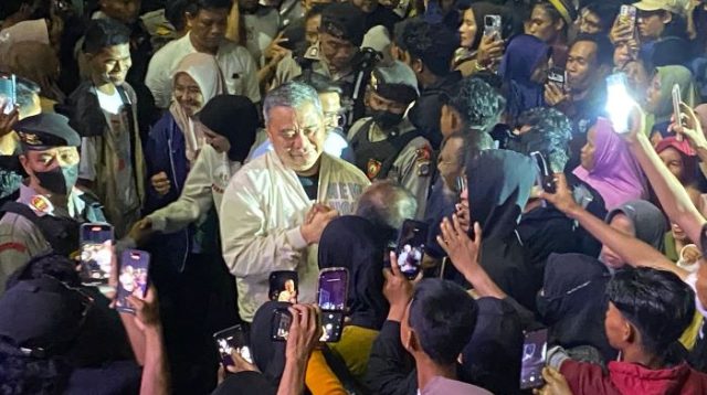 Ahmad Ali Sumbang Ambulans untuk Warga Tojo Barat