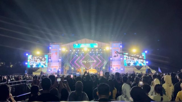 Didominasi Anak Muda, Ribuan Warga Padati Konser BerAmal Ahmad Ali dan Abdul Karim Aljufri di Stadion Kilongan Luwuk