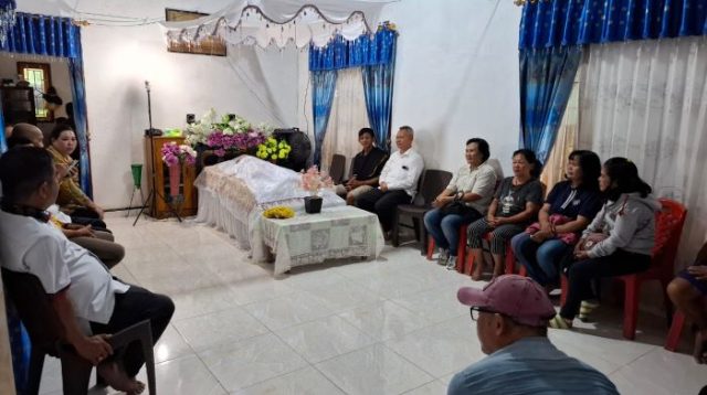 Rizal Intjenae Sampaikan Duka Mendalam saat Melayat ke Rumah Duka Tokoh Palolo, Berta Pepa