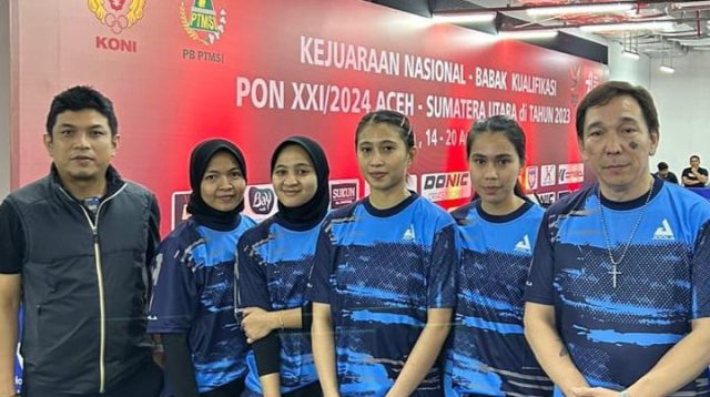 Tim atlet Tenis Meja putri Sulteng saat berfoto bersama ketua Pokja Sulteng Emas, Ishak Bashir (Ist)