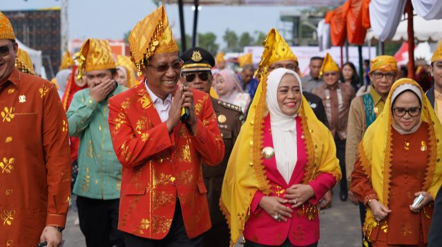Puncak Peringatan HUT Kota Palu Dihadiri Menkumham Supratman Andi Agtas, Peserta Kenakan Siga dan Sampolu