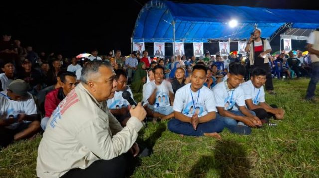 Duduk Merumput Bersama Warga, Ahmad Ali Yakin Menang Telak di Toili