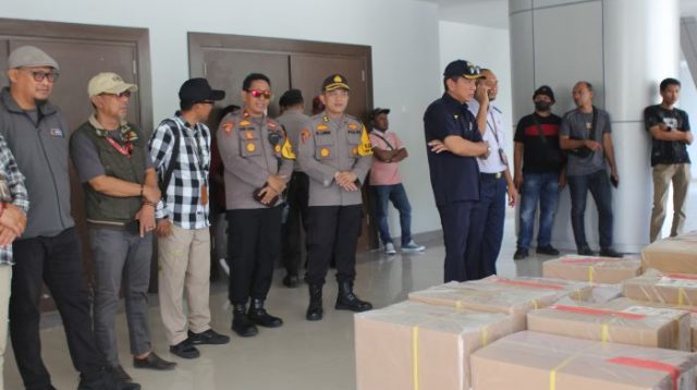 Gabungan Pengamanan Polresta Palu dan Brimob Polda Sulteng Amankan Distribusi Surat Suara di Bandara Sis Aljufri