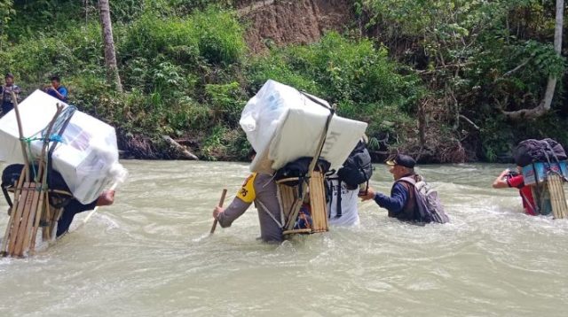 Perjuangan 2 Polisi di Banggai Lewati Sungai Arus Deras Kawal Logistik Pilkada ke Desa Pedalaman