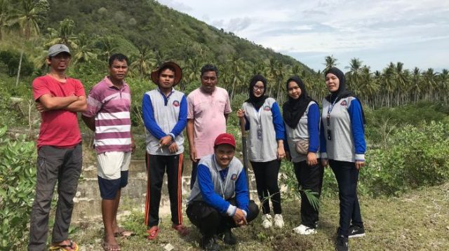 Mahasiswa Untad KKN 110 Tanam Ratusan Bibit Bambu Batu di Bantaran Sungai