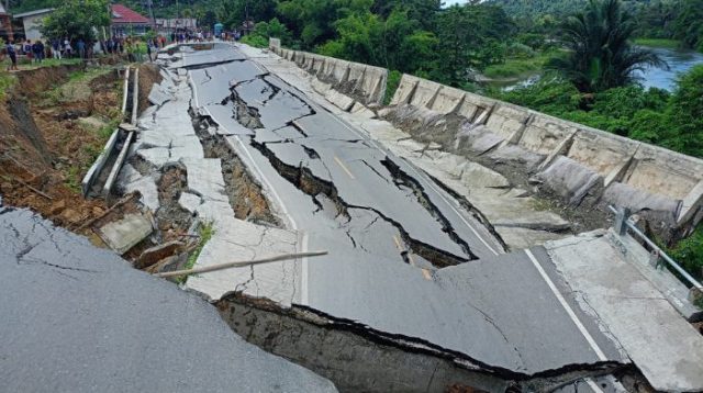 Kondisi Jalan Trans Sulawesi Poso-Tentena Putus Total Akibat Longsor di Desa Watuawu