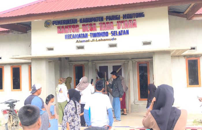 Warga Segel Kantor Desa Tada Utara Parimo