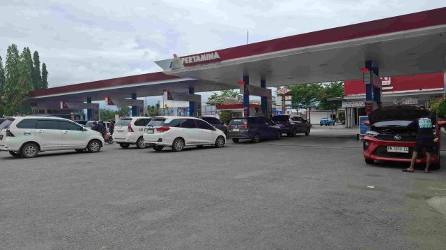 Pengendara mobil dan sepeda motor antre BBM Pertalite di salah satu SPBU Kota Palu (Ist)