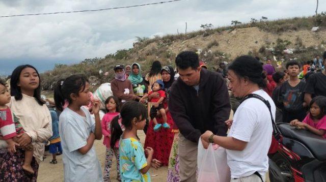 Jurnalis di Kota Palu Berbagi Takjil untuk Warga TPA Kawatuna