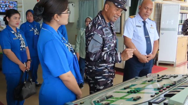 Komandan Lanal Palu saat melakukan pengecekan KM Dharma Kencana V