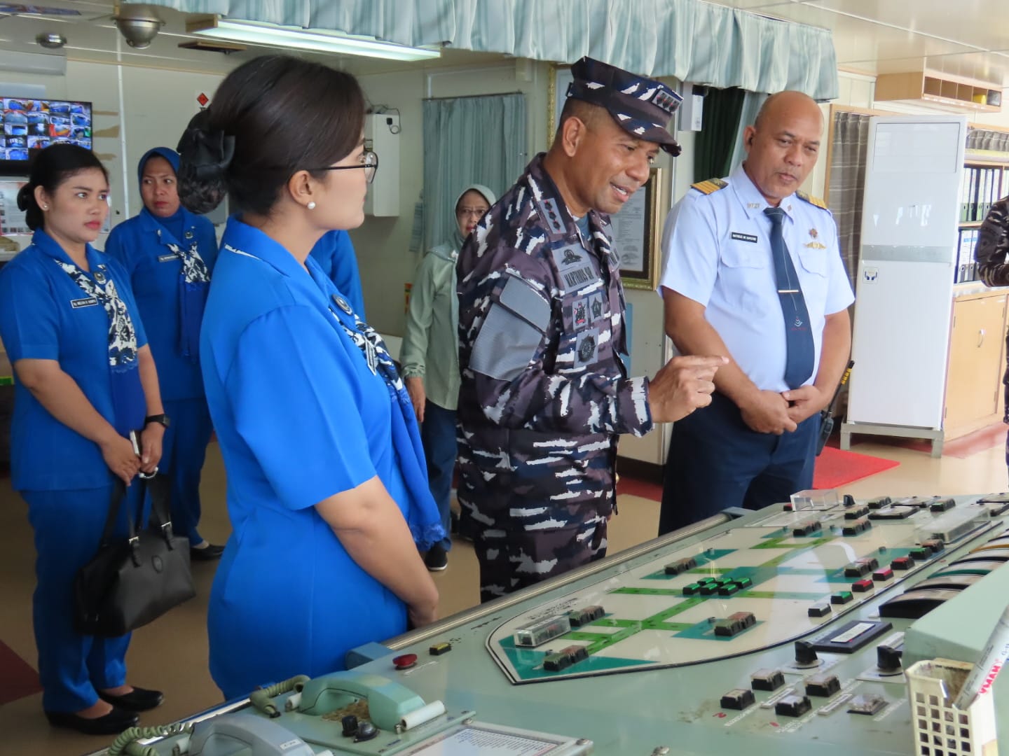 Komandan Lanal Palu saat melakukan pengecekan KM Dharma Kencana V