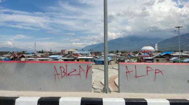 Dinding Pembatas Jembatan Palu IV Dicoret Jadi Sasaran Aksi Vandalisme 'ABIZAR dan ALFA'
