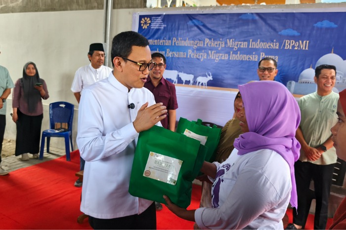 Menteri P2MI Salurkan Daging Kurban Presiden untuk Pekerja Migran Indonesia Purna di Palu