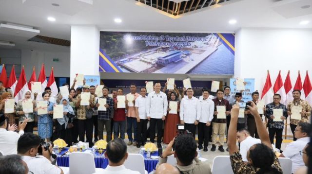 Menko AHY Serahkan 160 Sertifikat Tanah kepada Pemda dan Masyarakat Sulteng