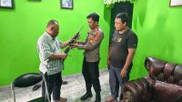 Anggota DPRD Sulteng Serahkan Senjata Rakitan yang Ditemukan di Poso ke Aparat