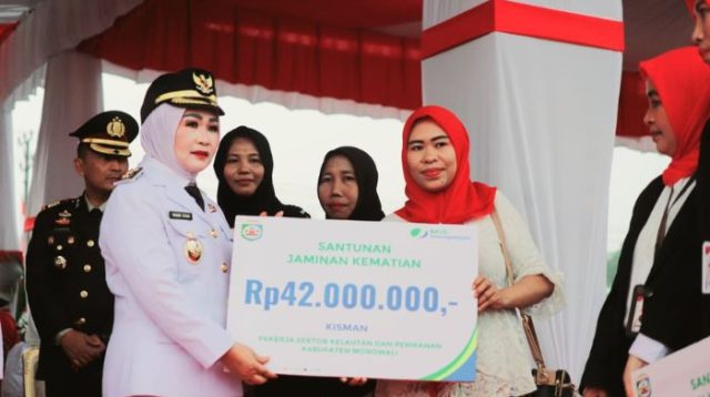 Pemda Morowali Serahkan Santunan Kematian BPJS Ketenagakerjaan di Momen HUT RI ke-80