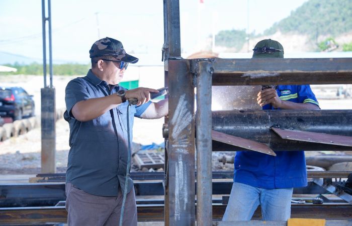 Bupati Iksan Ikut Rakit Mesin Pengolah Sampah dari Nol, Tegaskan Komitmen Tangani Sampah di Morowali