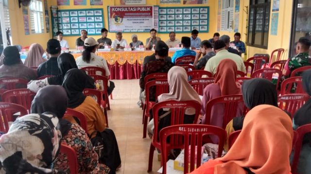 Kasus Pokok Adalah Pencabulan Anak Perlu ditekankan sejak awal bahwa perkara utama dalam kasus ini adalah dugaan tindak pidana pencabulan terhadap anak, bukan dugaan penganiayaan oleh keluarga korban. Undang-Undang Nomor 35 Tahun 2014 tentang Perlindungan Anak dan UU Nomor 12 Tahun 2022 tentang Tindak Pidana Kekerasan Seksual (TPKS) menempatkan anak sebagai subjek hukum yang wajib mendapat perlindungan maksimal dari negara. Dalam konteks ini, segala bentuk reaksi keluarga korban harus dipahami sebagai akibat langsung dari kejahatan utama, yakni perbuatan cabul terhadap anak yang seharusnya segera ditangani oleh kepolisian. 2. Keterlambatan Polisi Adalah Pemicu, Bukan Pembenaran Laporan Balik Kronologi menunjukkan bahwa laporan pencabulan telah masuk ke pihak kepolisian lebih dari satu minggu tanpa tindakan berarti. Barulah setelah keluarga korban bereaksi emosional, penegak hukum mulai bergerak memproses laporan. Fakta ini menunjukkan adanya kelalaian atau lambannya respons aparat penegak hukum, yang menyebabkan masyarakat kehilangan kepercayaan dan bertindak spontan. Dalam perspektif hukum administrasi dan etik kepolisian, hal ini termasuk maladministrasi sebagaimana diatur dalam Pasal 1 angka 3 UU Nomor 37 Tahun 2008 tentang Ombudsman RI, yaitu perilaku tidak profesional aparat yang merugikan masyarakat pencari keadilan. 3. Reaksi Keluarga Korban Bukan Tindak Pidana dalam Arti Substantif Meskipun secara formal tindakan fisik bisa disebut sebagai “penganiayaan”, namun unsur kesengajaan (mens rea) dalam Pasal 351 KUHP tidak terpenuhi secara penuh. Tindakan keluarga korban bukan didorong oleh niat jahat, melainkan oleh rasa frustrasi, marah, dan kecewa terhadap kejahatan yang menimpa anaknya serta lambannya proses hukum. Dalam hukum pidana modern, termasuk menurut doktrin alasan pemaaf (verontschuldiging), tindakan yang terjadi karena dorongan emosi yang wajar akibat ketidakadilan dapat dikecualikan dari pertanggungjawaban pidana. Prinsip ini dikenal sebagai “overmacht psikis” atau keadaan daya paksa batin yang diatur dalam Pasal 48 KUHP. 4. Polisi Wajib Melindungi Korban dan Keluarganya, Bukan Membuka Ruang Kriminalisasi Sebagai pelaksana undang-undang, penyidik kepolisian wajib mengedepankan perlindungan terhadap korban anak dan keluarganya, sebagaimana diatur dalam: Pasal 59A ayat (1) UU Perlindungan Anak, Pasal 43 UU TPKS, dan Pasal 7 ayat (1) Perpol Nomor 8 Tahun 2021 tentang Penanganan Tindak Pidana Berdasarkan Keadilan Restoratif. Artinya, laporan balik oleh pelaku tidak boleh dijadikan dasar untuk menekan atau mengkriminalisasi keluarga korban, karena hal itu justru bertentangan dengan asas perlindungan terhadap korban dan prinsip non-viktimisasi ganda (double victimization). 5. Fokus Penegak Hukum Harus pada Kejahatan Utama: Pencabulan Anak Secara hierarki kepentingan hukum, perlindungan terhadap anak korban kekerasan seksual menempati prioritas tertinggi. Polisi berkewajiban untuk: Segera melakukan penyelidikan dan penahanan terhadap pelaku pencabulan (Pasal 21 ayat (1) UU Perlindungan Anak). Mengedepankan kepentingan terbaik bagi anak (best interest of the child) sebagaimana prinsip universal Konvensi Hak Anak (CRC) yang telah diratifikasi Indonesia. Mencegah segala bentuk intimidasi atau balasan hukum terhadap keluarga korban. 6. Langkah Hukum yang Dapat Ditempuh Keluarga Korban Jika laporan pencabulan tidak ditangani secara profesional, keluarga korban berhak menempuh langkah hukum lanjutan, antara lain: Melaporkan ke Divisi Propam Polri atas dugaan kelalaian atau keberpihakan penyidik. Mengadu ke Ombudsman RI atas dugaan maladministrasi penanganan laporan. Meminta perlindungan dan pendampingan ke LPSK, sesuai Pasal 5 ayat (1) huruf a UU Perlindungan Saksi dan Korban. Meminta dukungan dari lembaga perlindungan anak atau lembaga bantuan hukum (LBH) untuk memastikan proses hukum berjalan objektif dan berpihak pada korban. 7. Kesimpulan: Negara Harus Hadir Melindungi, Bukan Menyalahkan Korban Kasus ini menunjukkan bahwa reaksi keluarga korban adalah konsekuensi dari lemahnya respons aparat penegak hukum. Secara moral dan yuridis, tidak pantas tindakan tersebut disamakan dengan tindak pidana penganiayaan yang berdiri sendiri. Negara melalui kepolisian justru harus memfokuskan penyidikan pada kejahatan utama, yakni pencabulan terhadap anak, serta memastikan keluarga korban: Tidak dikriminalisasi, Mendapat pendampingan hukum dan psikologis, dan Dilindungi dari segala bentuk tekanan hukum dari pihak pelaku.