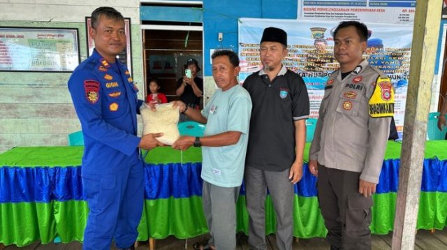 Sat Polairud Polres Parimo Salurkan Beras Serta Edukasi Bahaya Illegal Fishing di Desa Sama Bahari