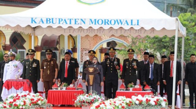 Peringati Hari Pahlawan, Wabup Morowali Iriane Iliyas Tabur Bunga di Anjungan Matano