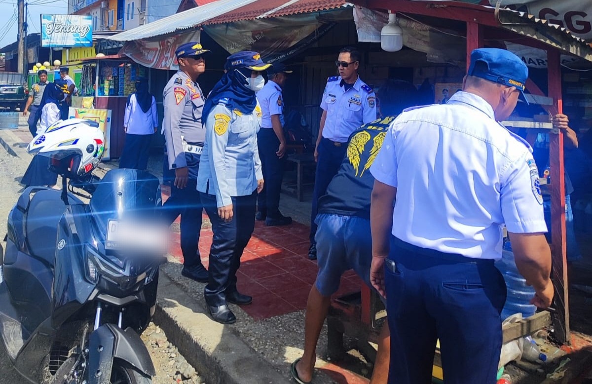 Dishub Morowali Bersama Sat Pol-PP Tertibkan Bahu Jalan di Pusat Kota Bungku