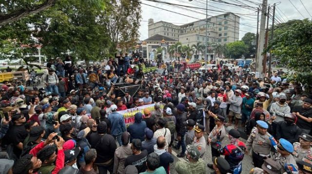 Ribuan Warga Penambang Poboya Geruduk Kantor DPRD, Tak Ingin Jadi Penonton di Tanah Leluhur